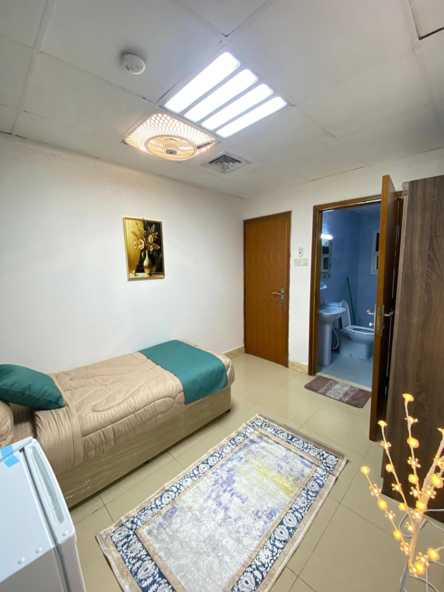 Luxury Private For Men Séjour chez l'habitant Charjah